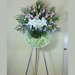 Corona de flores con palmeras